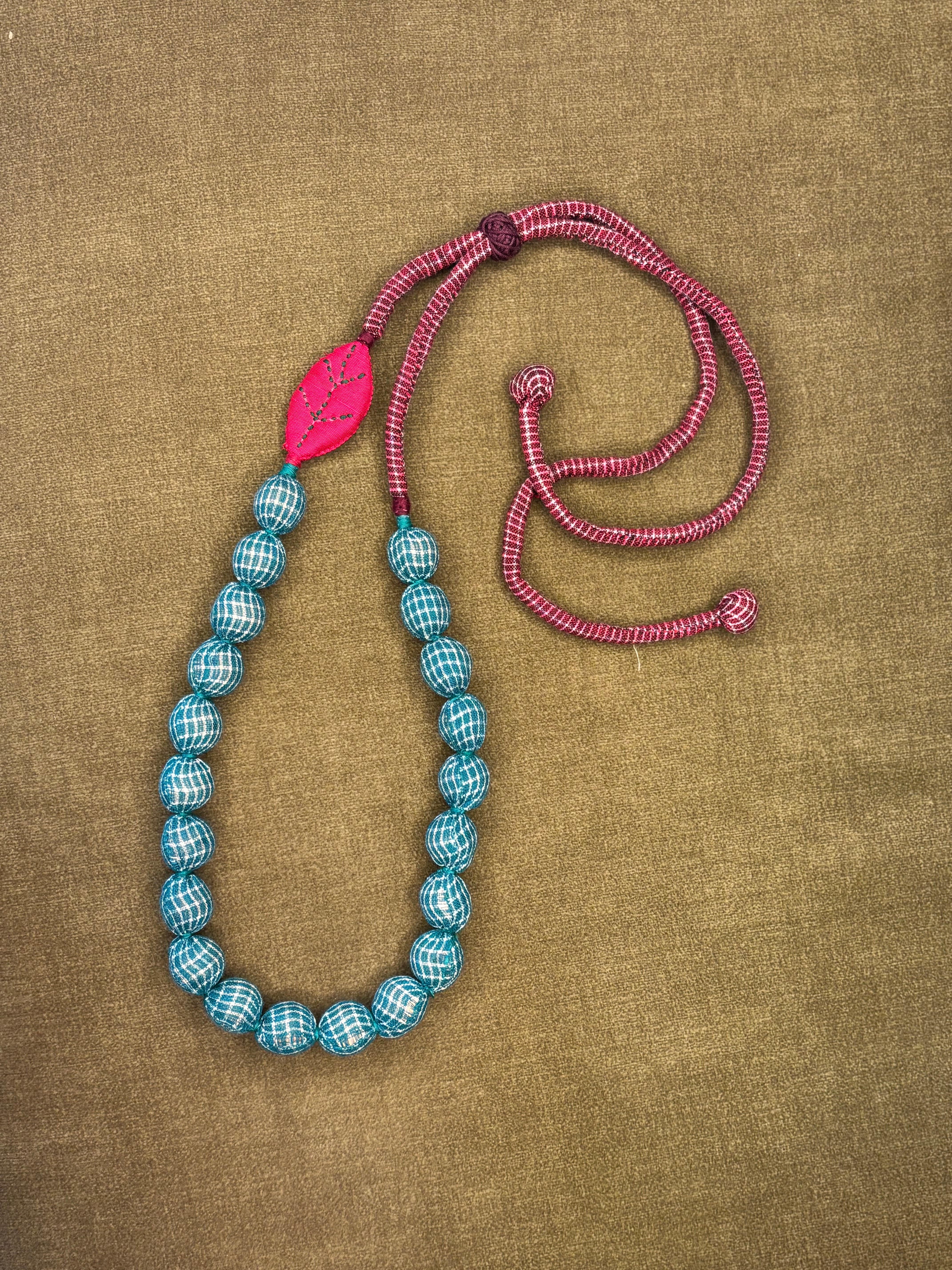 Leaf Detail Bead Necklace