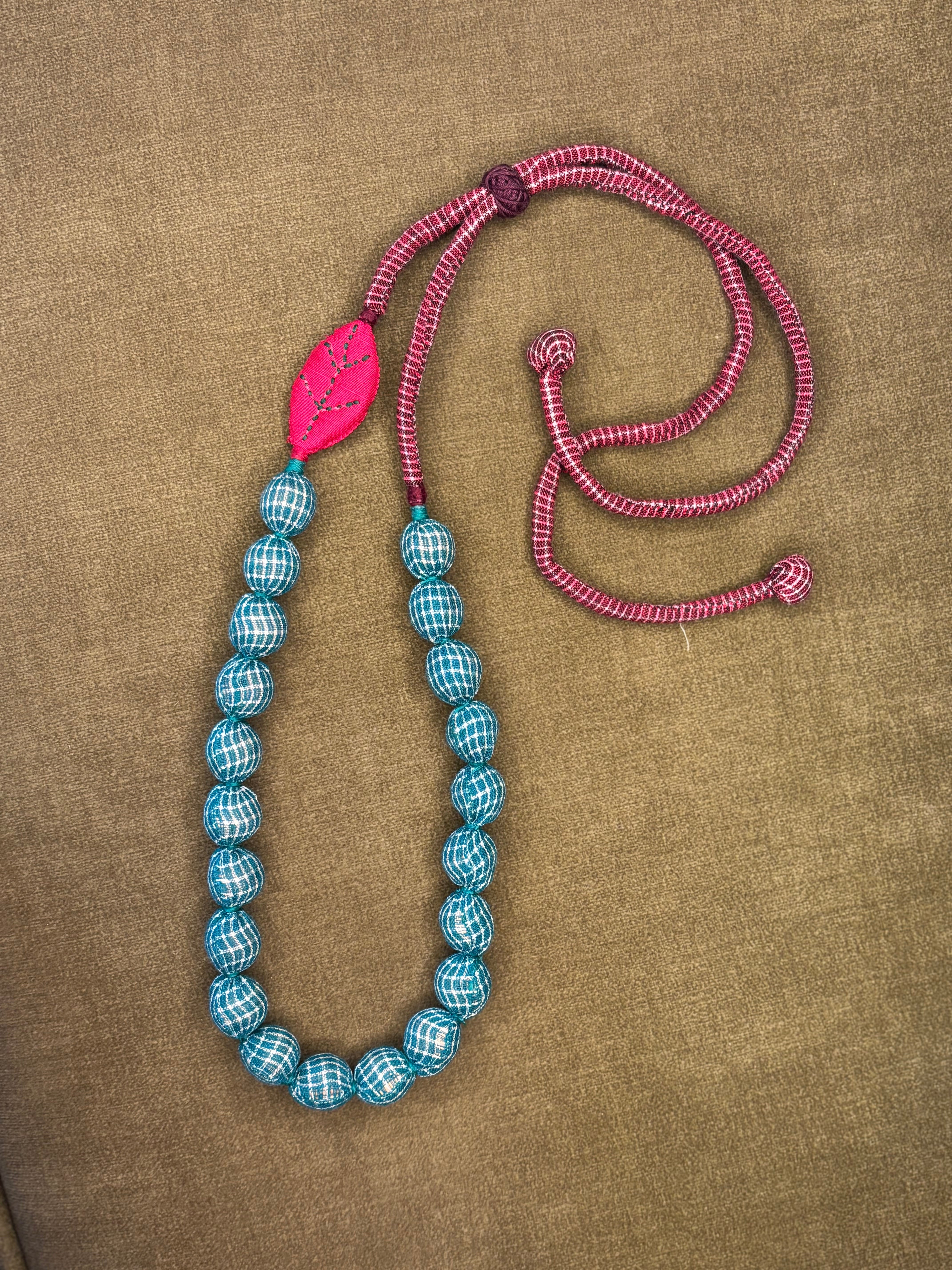 Leaf Detail Bead Necklace