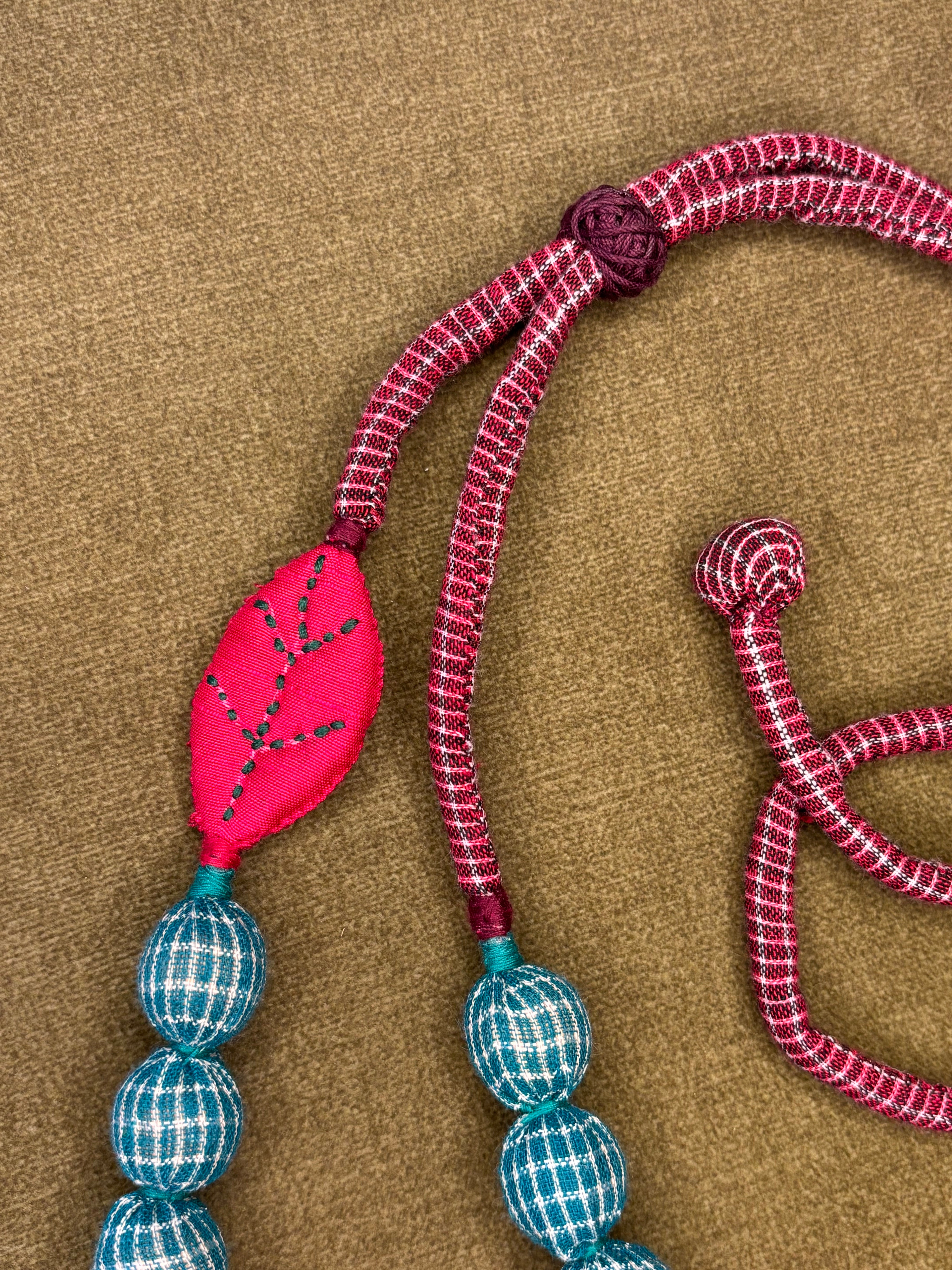 Leaf Detail Bead Necklace