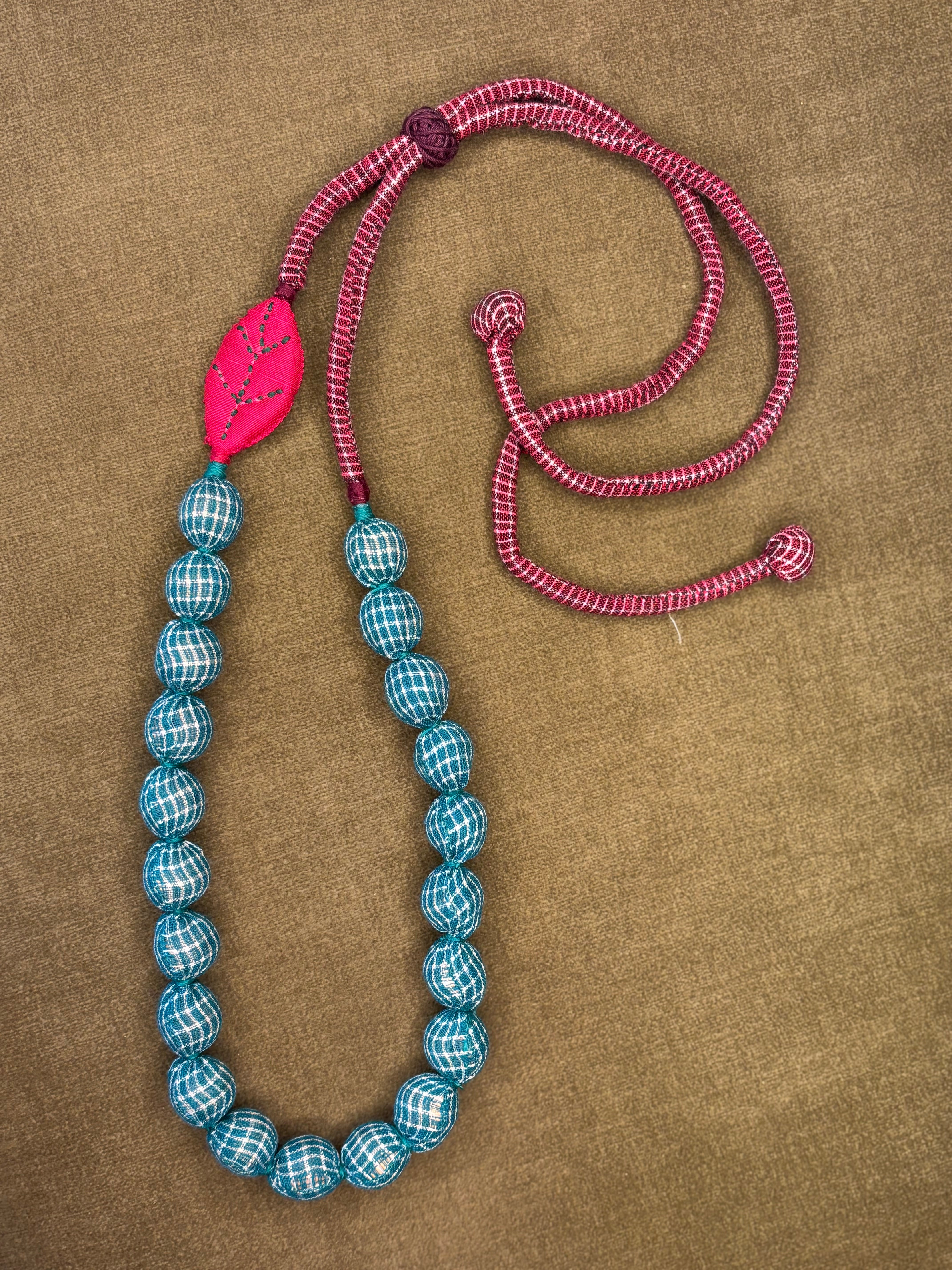 Leaf Detail Bead Necklace